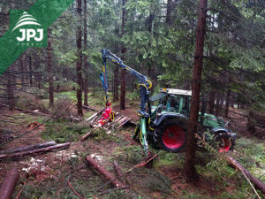 hydraulická ruka a kácecí hlavice